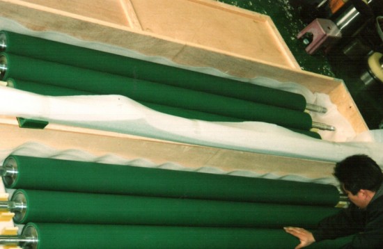 LCD라인 저경도 로라 코팅 (Low hardness roller casting for production line LCD)